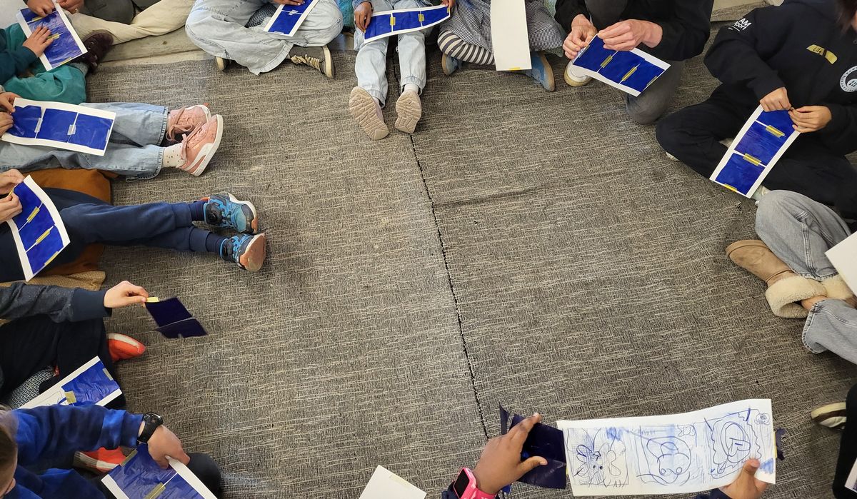 Die Kinder präsentieren ihre Blaupapiere