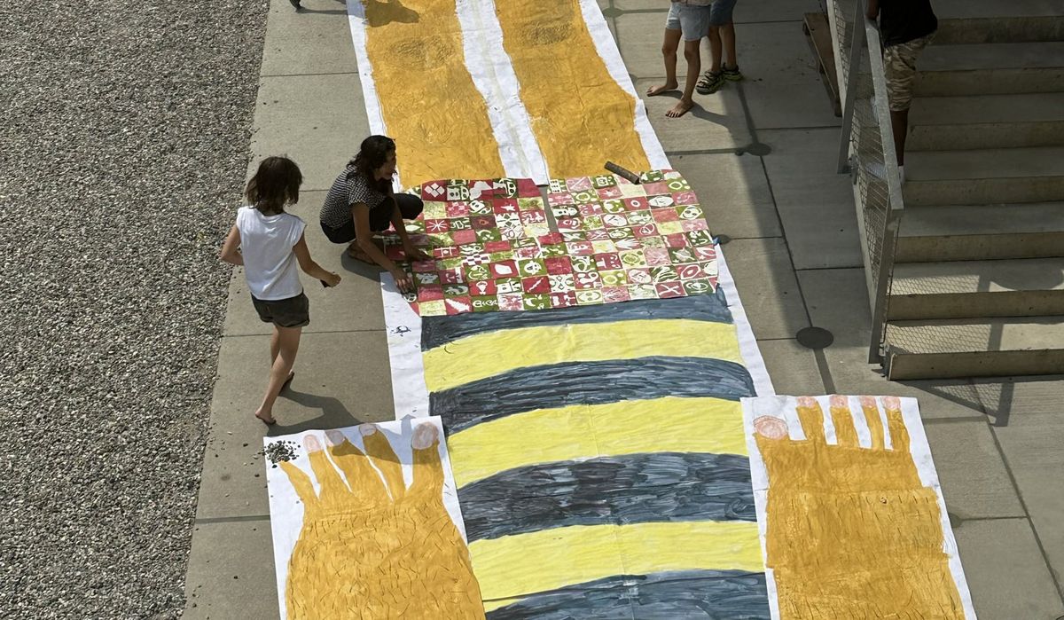 Die Kinder gestalten einen Riesen