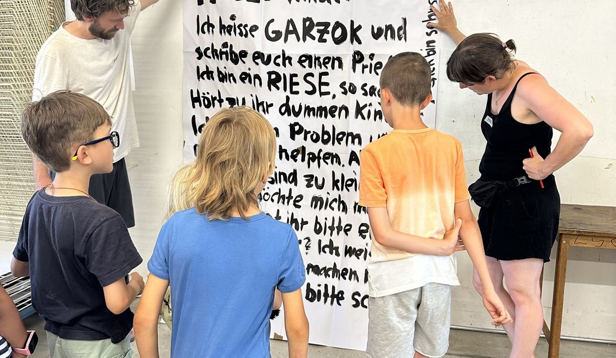 Die Kinder lesen den Brief
