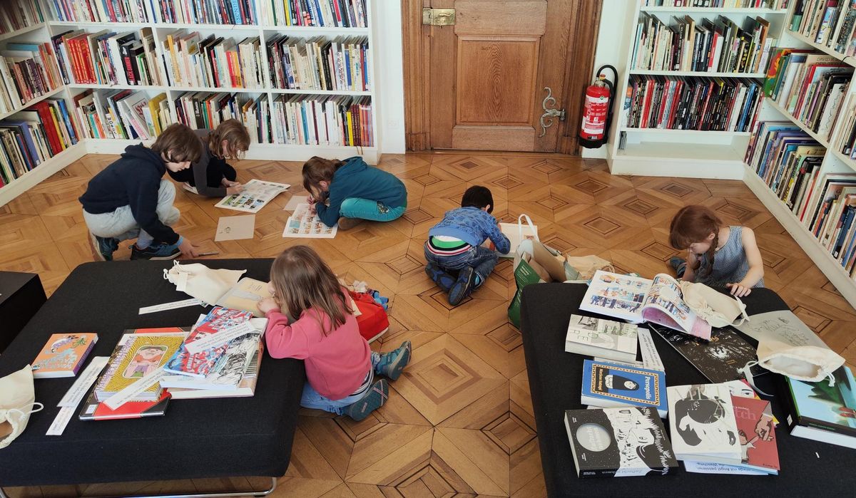Kinder in der Comicbibliothek des Cartoonmuseums Basel