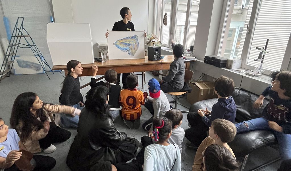 Franziska Baumgartner in ihrem Atelier mit den Kindern der Druckstelle