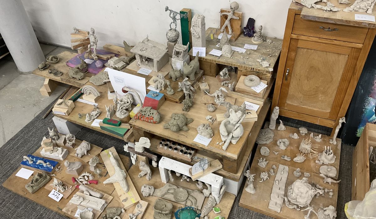 Tonskulpturen auf Sockeln