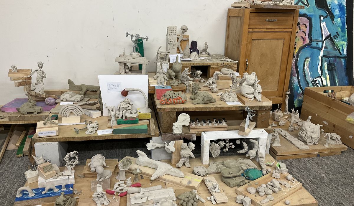 Tonskulpturen der Kinder