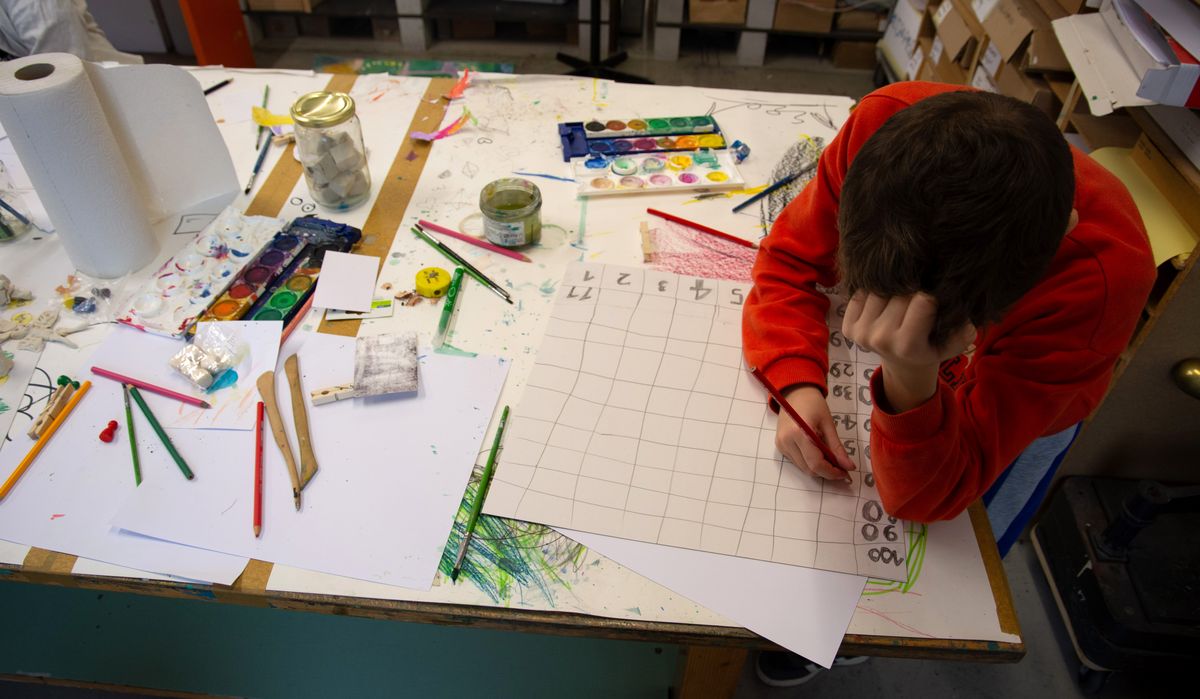 Ein Kind entwirft ein Spieldesign