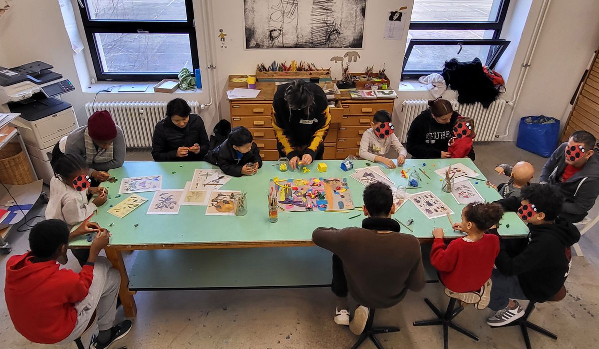 Kinder und ihre Eltern gestalten gemeinsam